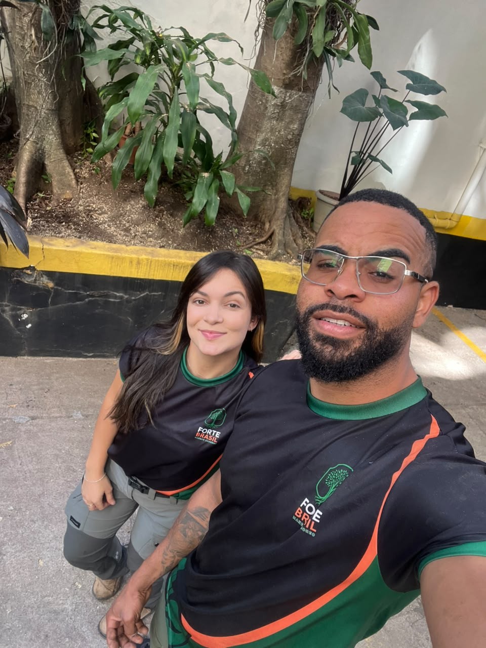 Dois representantes da FORTE BRASIL com uniforme da empresa